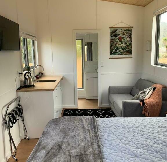 מלון כמוסות Blackball Tinyhouses