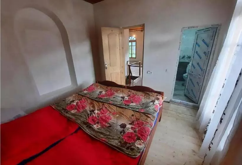 پانسیون Nino & Tarzan Guesthouse