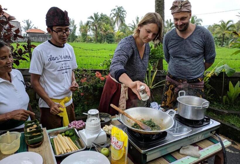 פנסיון Adhitya Dharma Guest House