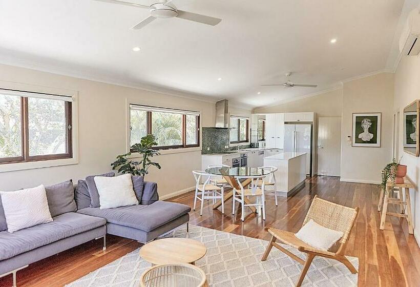 Пансион Away Guesthouse  Away On Shirley Lane