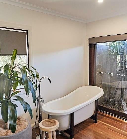 Пансион Away Guesthouse  Away On Shirley Lane