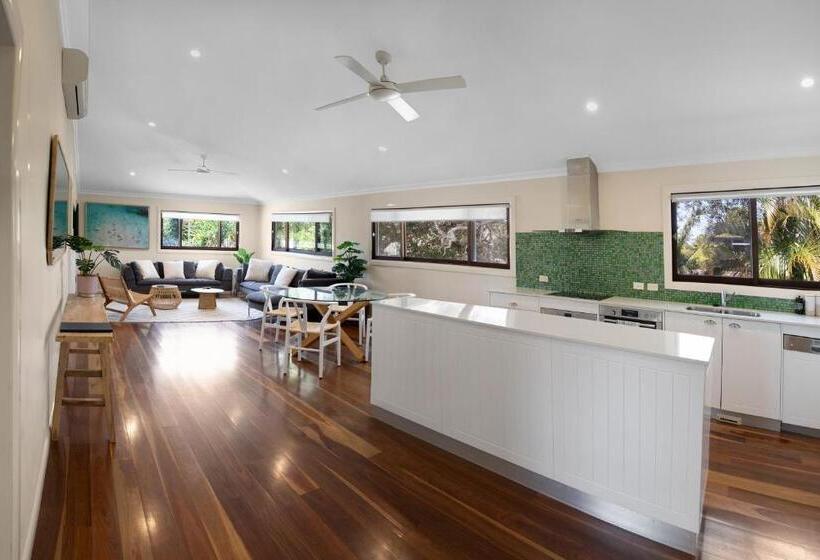 Пансион Away Guesthouse  Away On Shirley Lane