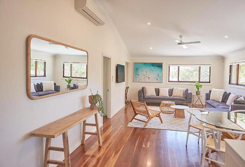 Пансион Away Guesthouse  Away On Shirley Lane