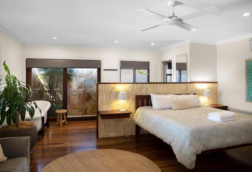 Пансион Away Guesthouse  Away On Shirley Lane