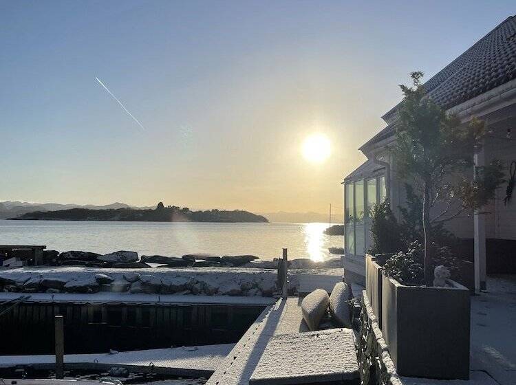 بنسيون Sjøberg Hotell Og Ferie Leiligheter