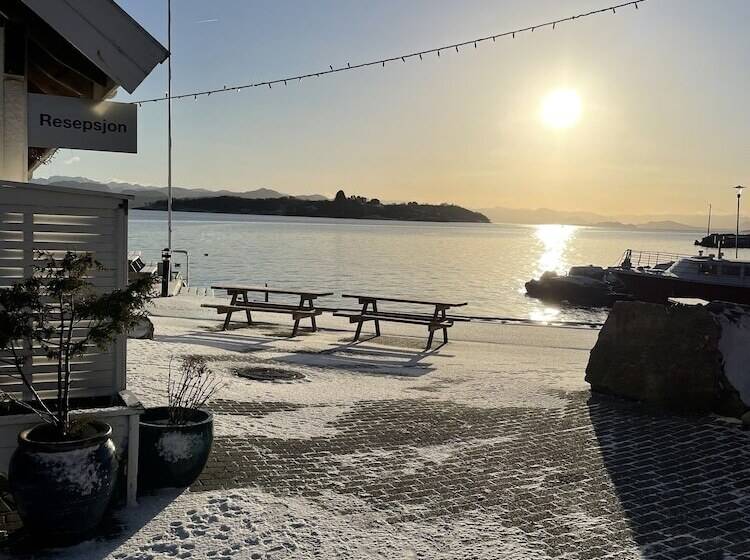 بنسيون Sjøberg Hotell Og Ferie Leiligheter