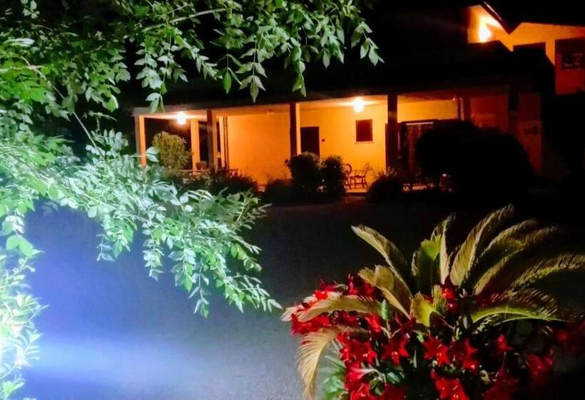 בית מלון כפרי Agriturismo Podere San Carlo