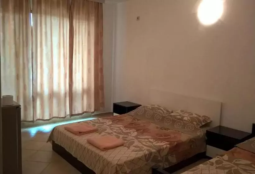 ペンション Tangra Guest House