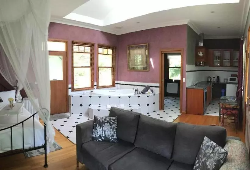 Charnwood Cottages In Warburton