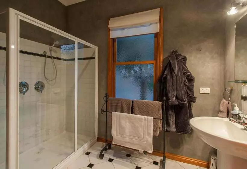 Charnwood Cottages In Warburton