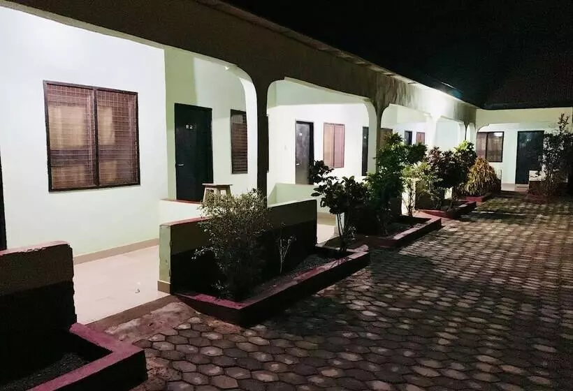 هتل Clinton Lodge