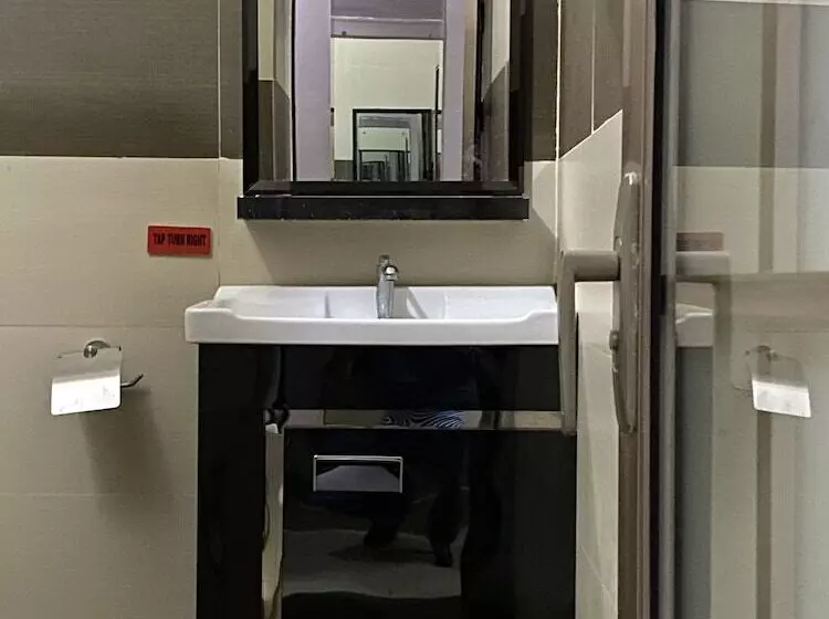 هتل Crown Palace Inn