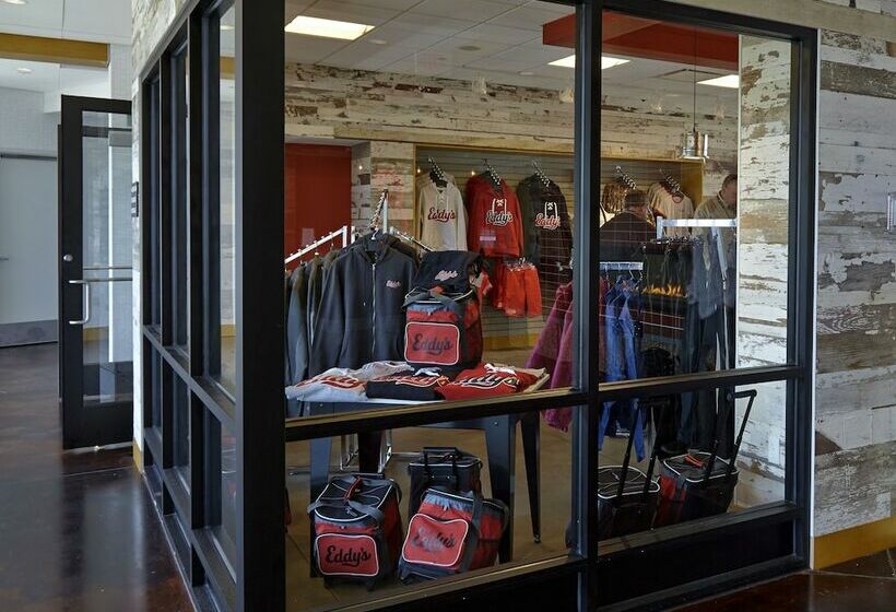 فندق Eddy's Resort