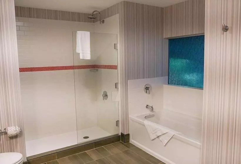 Hotelli Eddy's Resort