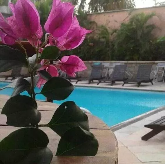 Hotel Iparana Paradise