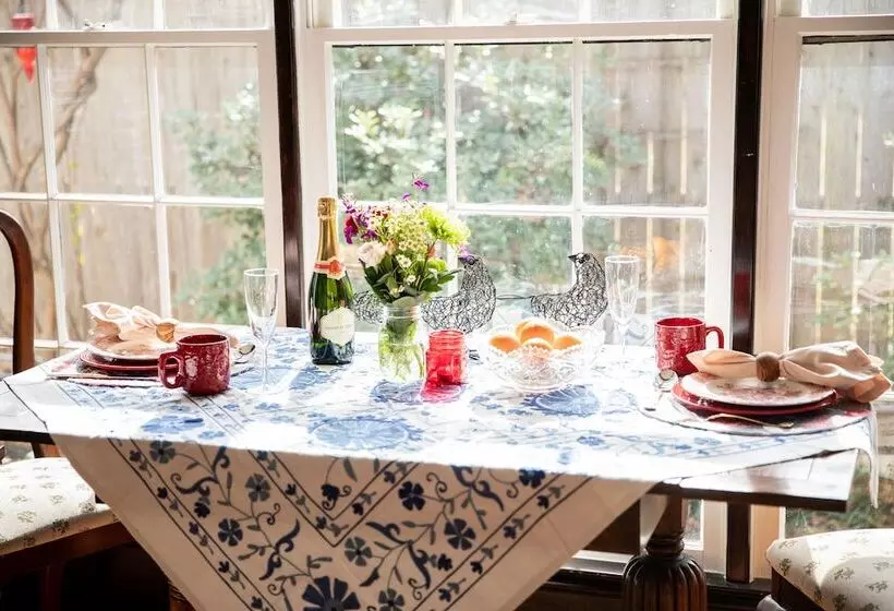 تختخواب و صبحانه Red Gate Inn