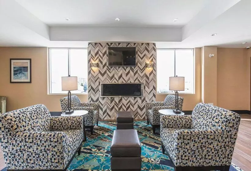 هتل Comfort Inn & Suites Airport North