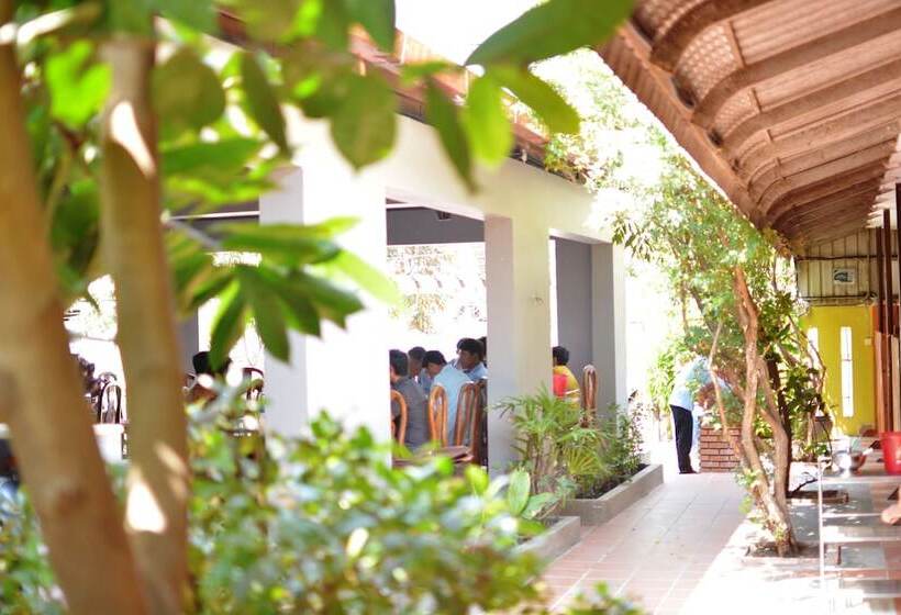 فندق Neakru Guesthouse And Restaurant