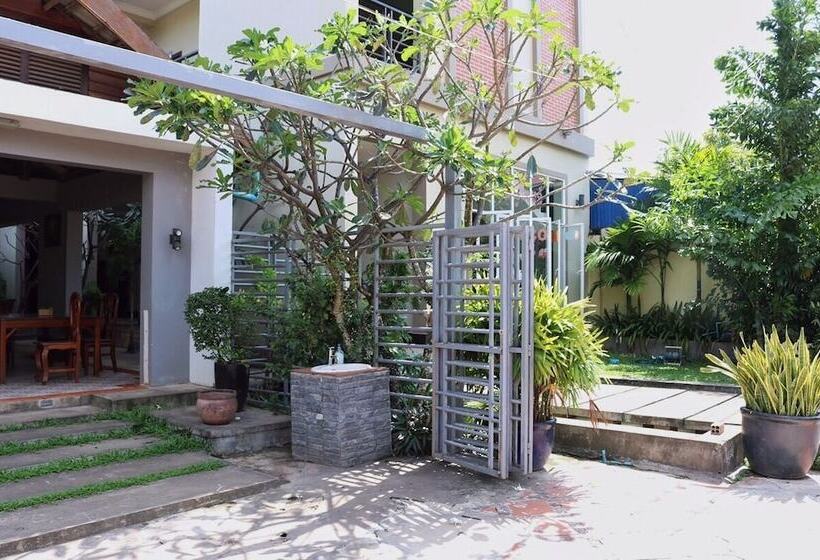 فندق Neakru Guesthouse And Restaurant