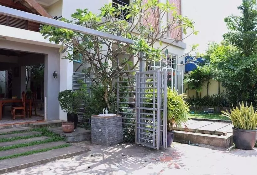 Hotel Neakru Guesthouse And Restaurant