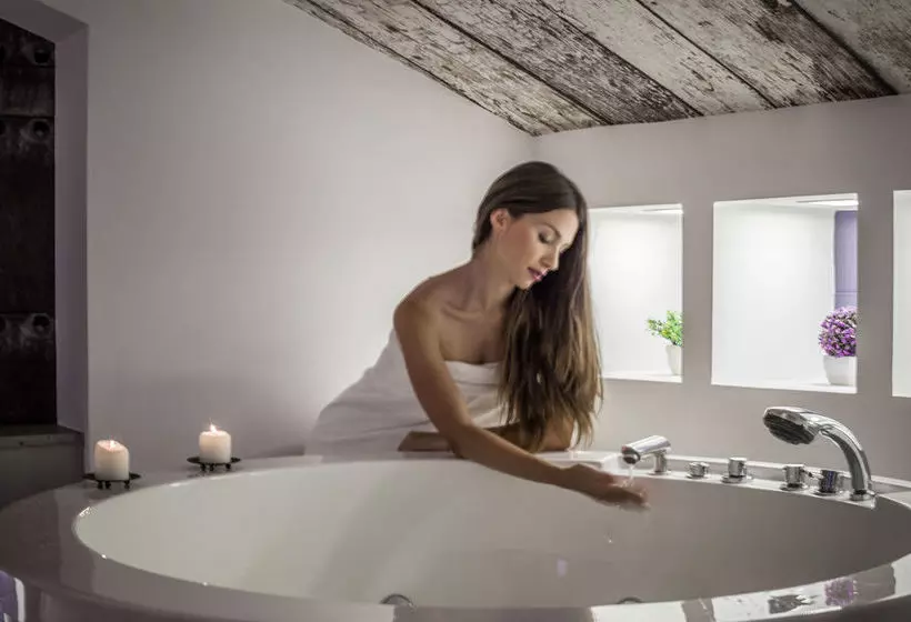 ホテル Emphasis Suites & Rooms