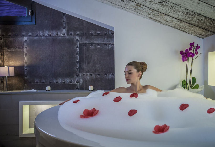 فندق Emphasis Suites & Rooms