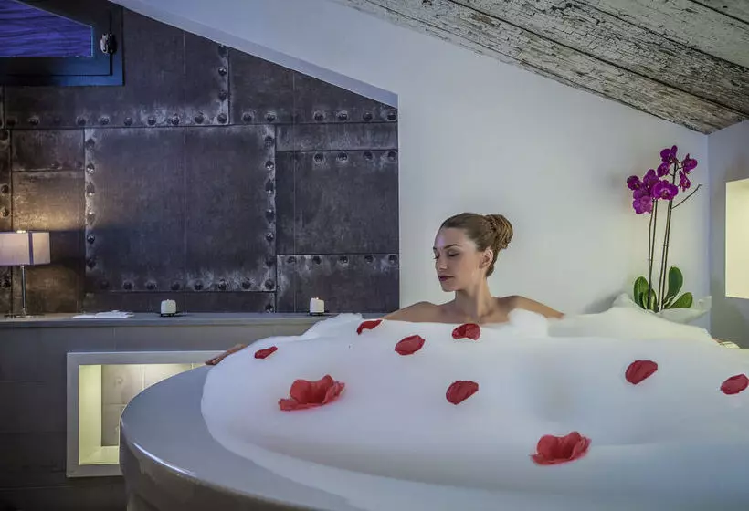 ホテル Emphasis Suites & Rooms