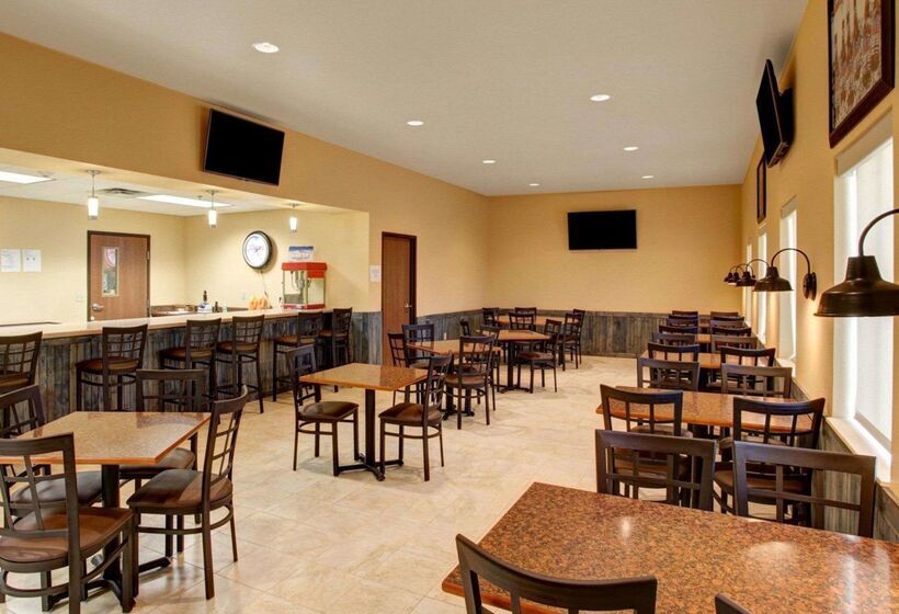 בית מלון כפרי Rodeway Inn & Suites