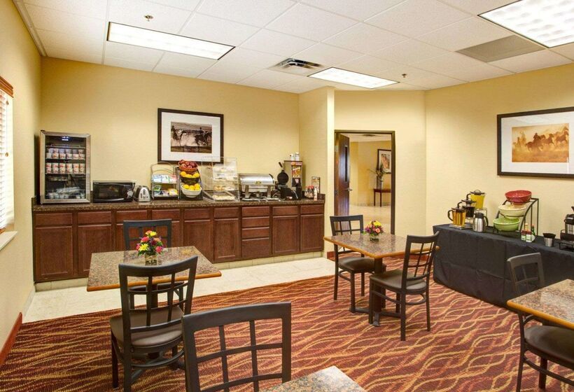 בית מלון כפרי Rodeway Inn & Suites