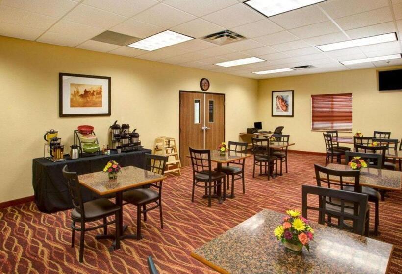 בית מלון כפרי Rodeway Inn & Suites