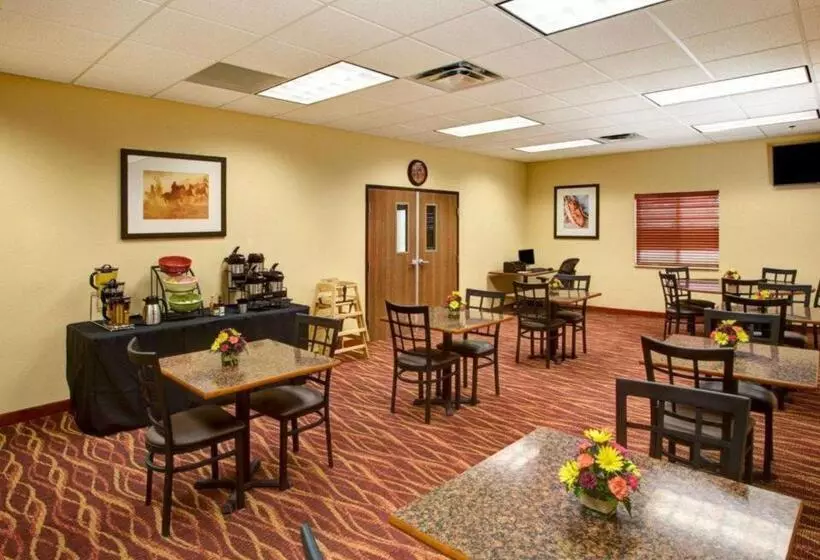 ホテル Rodeway Inn & Suites