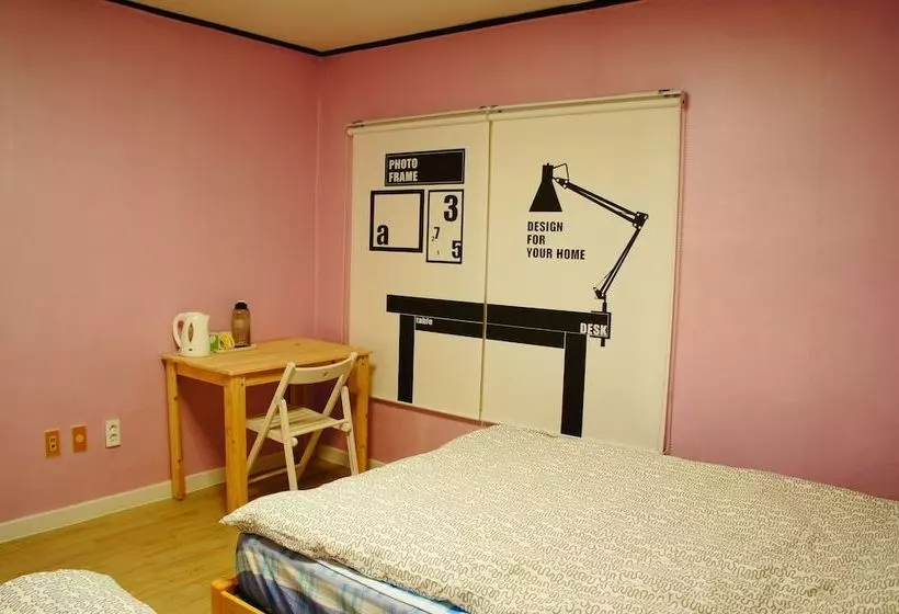 Owl Guesthouse  Hostel