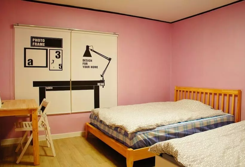 Owl Guesthouse  Hostel