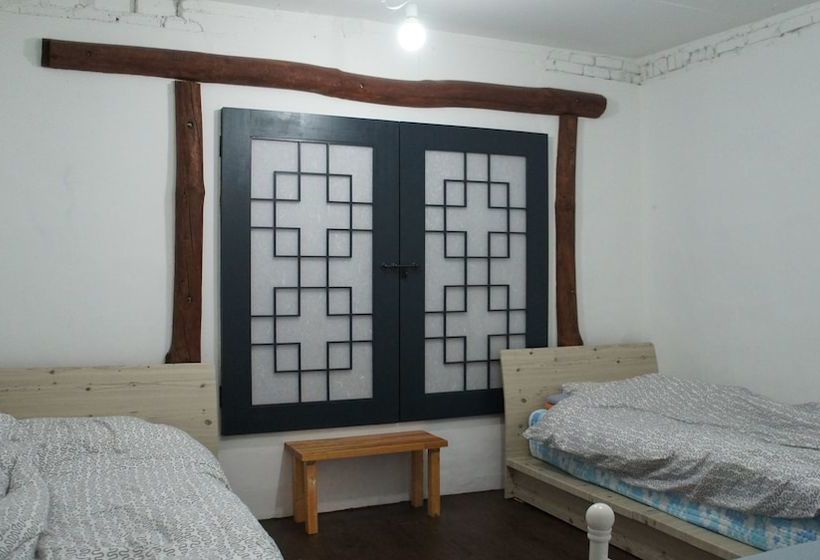 Owl Guesthouse  Hostel