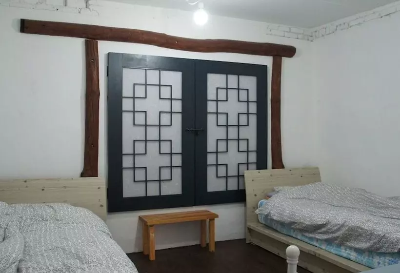 Owl Guesthouse  Hostel