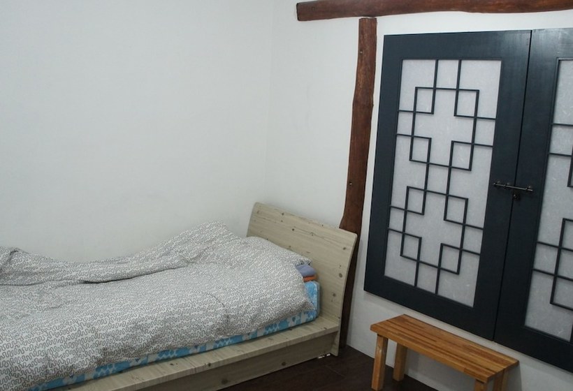 Owl Guesthouse  Hostel