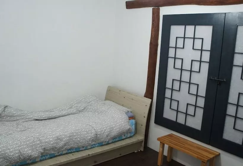 Owl Guesthouse  Hostel