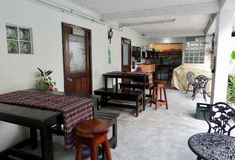 Sandbar Beachfront Hostel & Restaurant