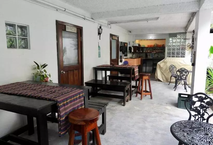 Sandbar Beachfront Hostel & Restaurant