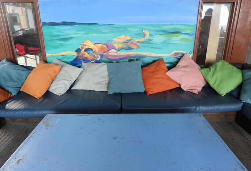 Sandbar Beachfront Hostel & Restaurant