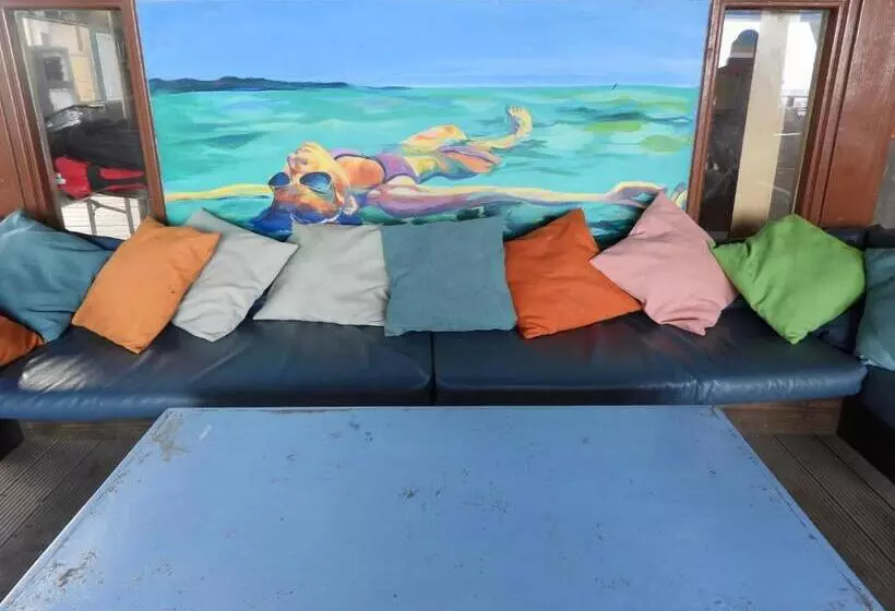 Sandbar Beachfront Hostel & Restaurant