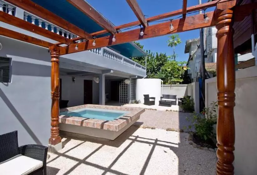 Sandbar Beachfront Hostel & Restaurant