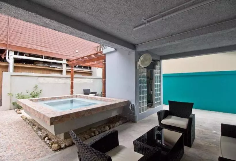 Sandbar Beachfront Hostel & Restaurant