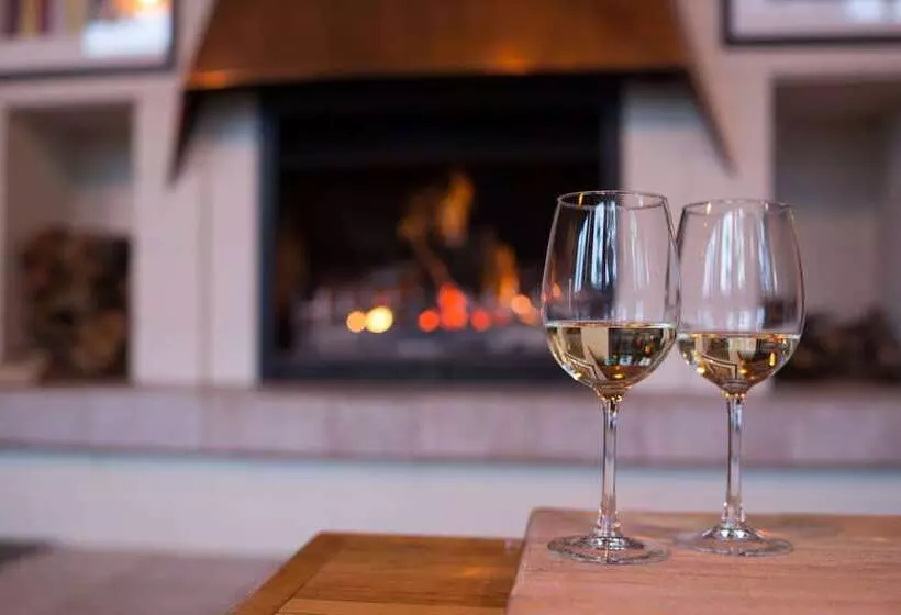 فندق Aneeki Ski Lodge