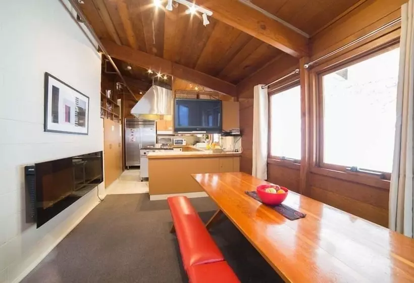 فندق Aneeki Ski Lodge