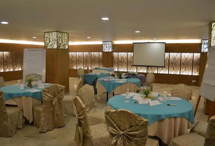 Lakeshore Hotel & Apartments