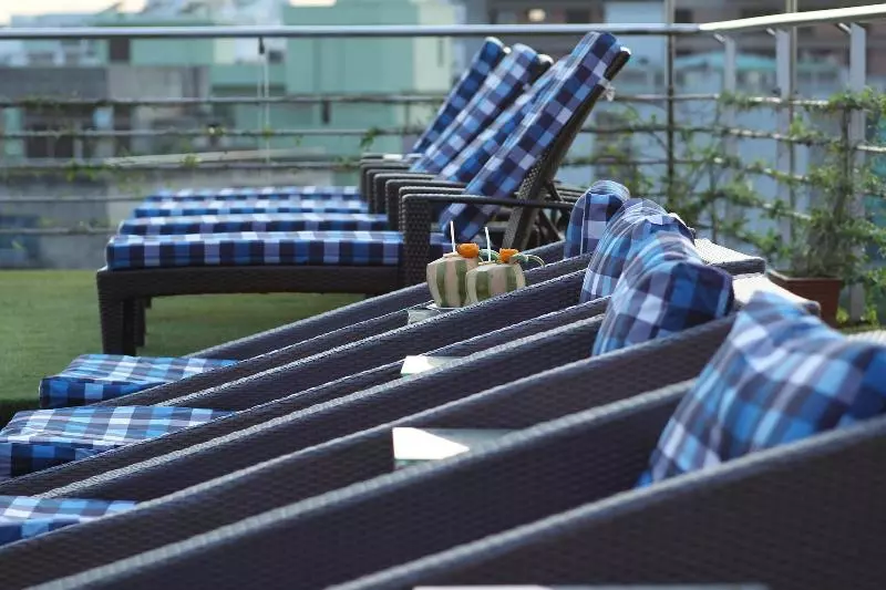 Lakeshore Hotel & Apartments