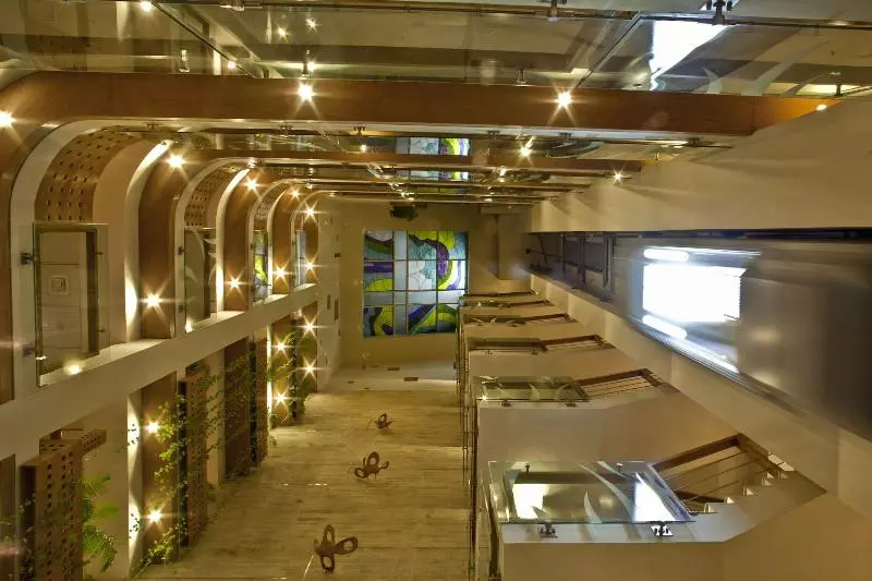 Lakeshore Hotel & Apartments