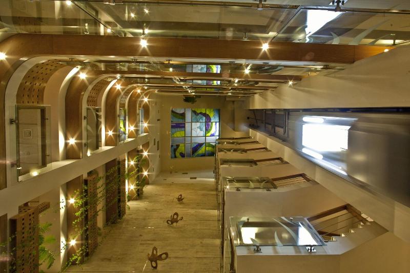 Lakeshore Hotel & Apartments