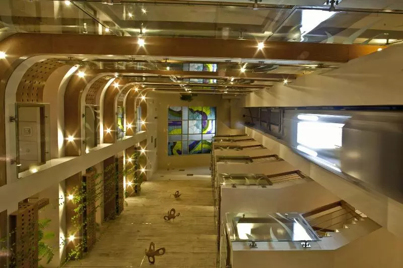 Lakeshore Hotel & Apartments